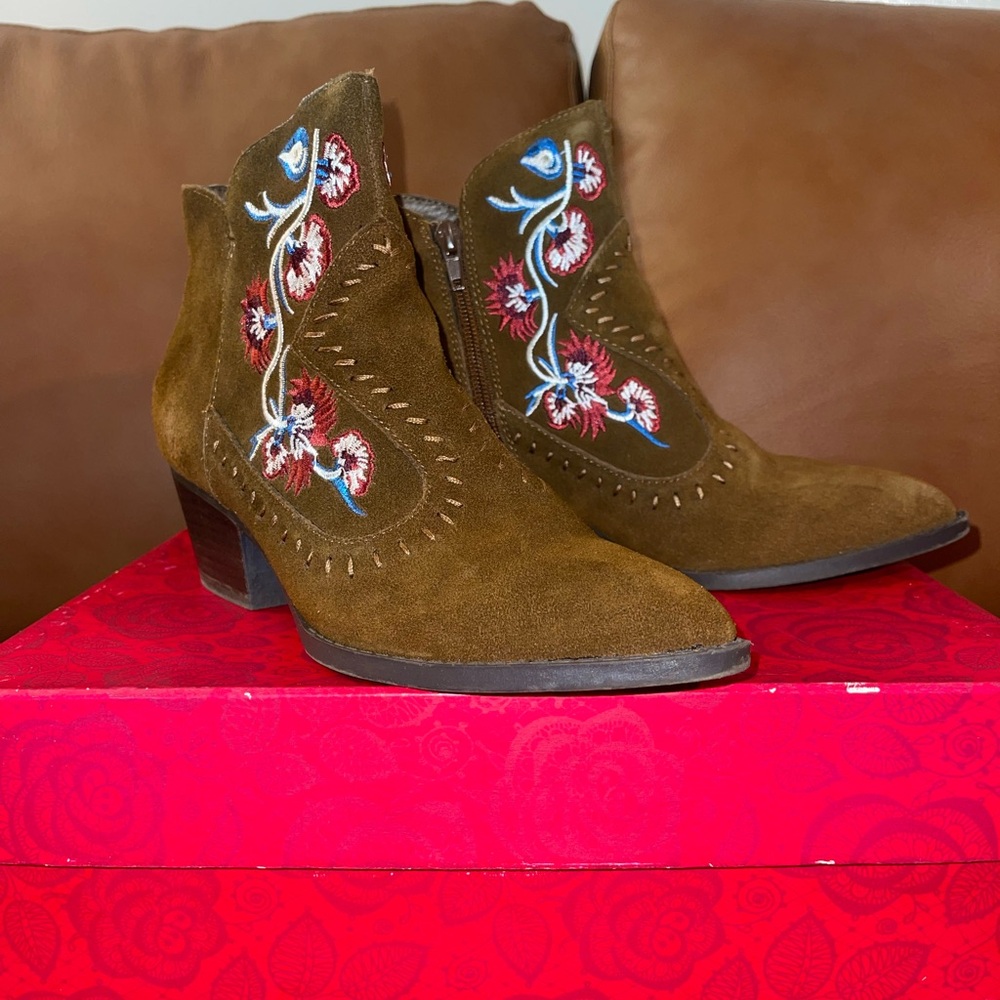 Carlos by Carlos Santana Vivien Embroidered Ankle Boots Women’s size 7.5